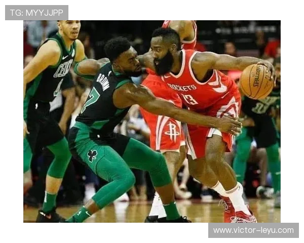 伯德利用高位策应与投射威慑牵制防守并优化绿军空间结构