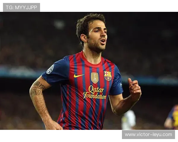 法布雷加斯与伊涅斯塔攻防转移下形成多点组织趋势